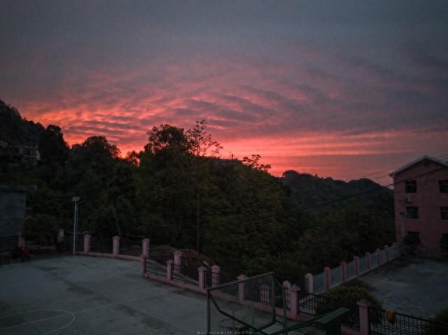 梦见右眼皮一直跳是什么意思（眼皮跳就吵架是怎么回事）