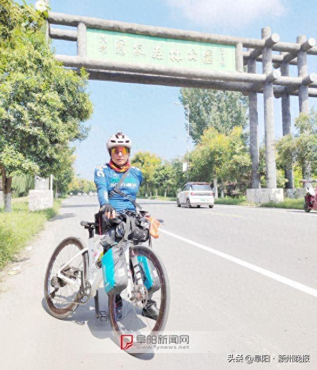 阜阳独臂老人骑行多省