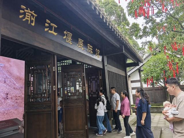 公园城市添新彩 国庆中秋耍成都｜申遗后首个国庆假期 湔江堰火了！