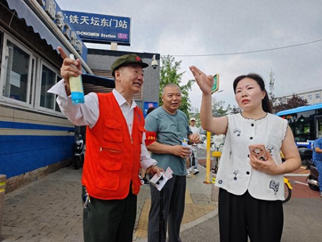 东城区体育馆路街道在天坛东门设置学雷锋志愿服务站点