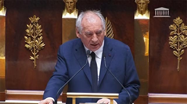 一夜之间，法国政府被推翻，反对派围攻马克龙，中国接到特殊求助