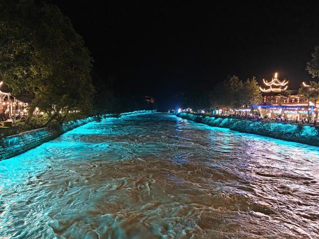 都江堰蓝眼泪景观带