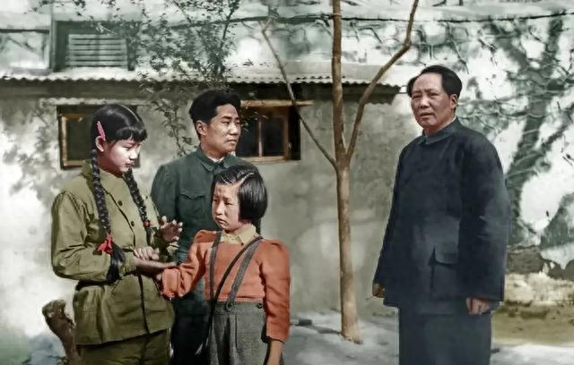 这是刘思齐和毛岸英的真实合影，并非演员扮演，货真价实的照片