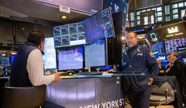 美国收到2个坏消息，日本软银砸盘英伟达,套现9000亿，AI情况危急