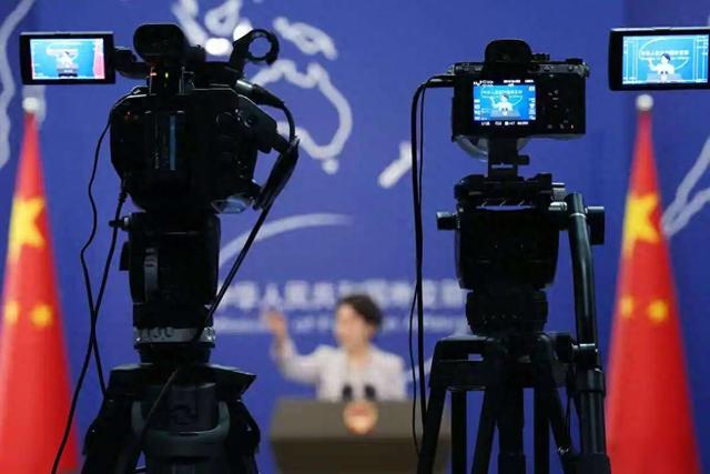 解放军围台演训之际，外媒当众问中国一个问题，中方：不要误会…