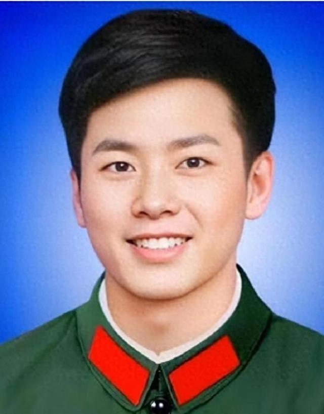 81年我当排长探亲刚到家，碰上一位邻居来闹事，当民警的她出现了