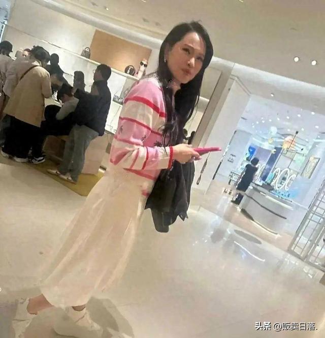 伊能静本人没网上吹得那么年轻 虽然打扮得很粉嫩 看脸就是50多岁