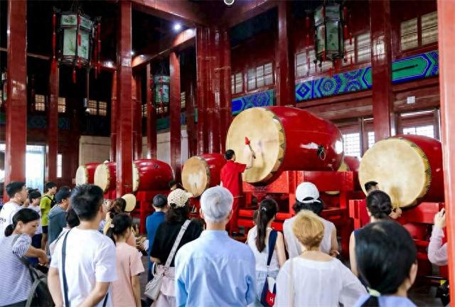 “听暮鼓晨钟 品古都之脊” 十位外籍专家沉浸式体验北京中轴线