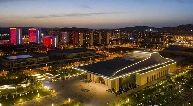 削平33座大山，耗时十年投资千亿，延安硬是在山顶建了一座新城