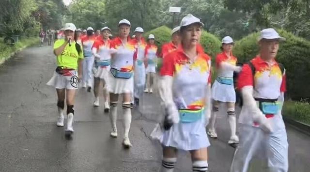 市徒步协会第十八支队徒步8.1公里庆“八一”