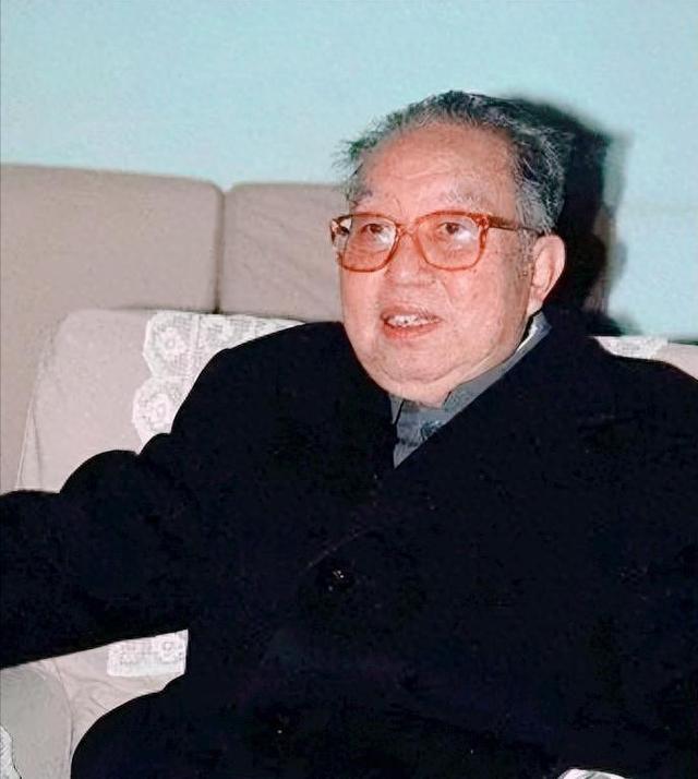 华国锋为毛主席守灵时，借口先行离开，随后拨通了一人的电话！
