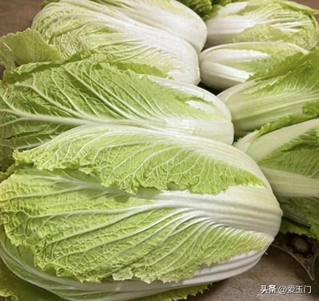 喷洒过甲醛的白菜，多数有3个特点，提醒家人：别买错！