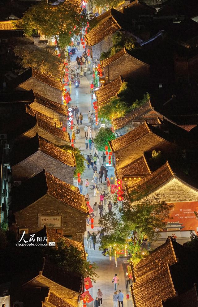 江苏扬州：“夜经济”点亮古街