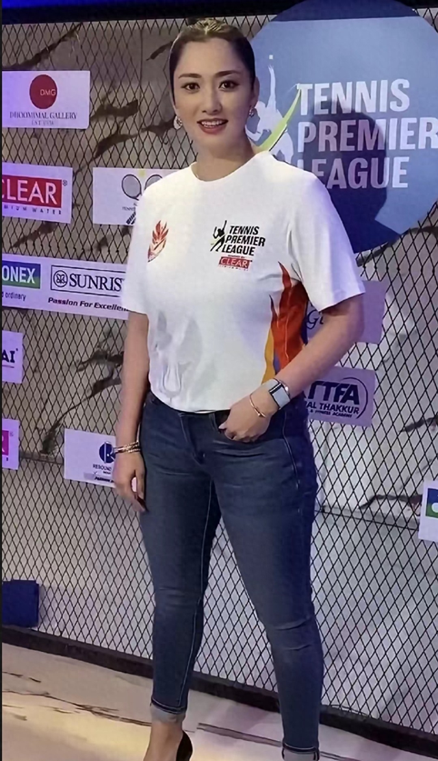 她这大体格 真的很少见，五官精致绝美，气质非凡，一脸旺夫相