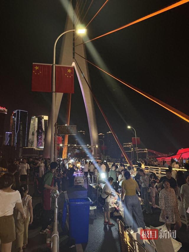 重庆又“宠客”，洪崖洞景区外封桥封路，游客提前一小时占位看亮灯