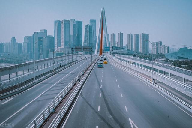 它是国内最有 “割裂感” 的城市之一！江湖豪气又不失文人雅致