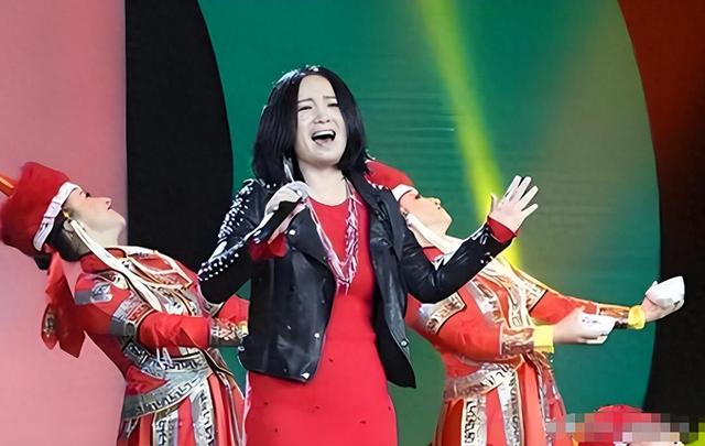 她连续5次上春晚，私下却和恩师同居怀孕被骗流产，现在57岁单身