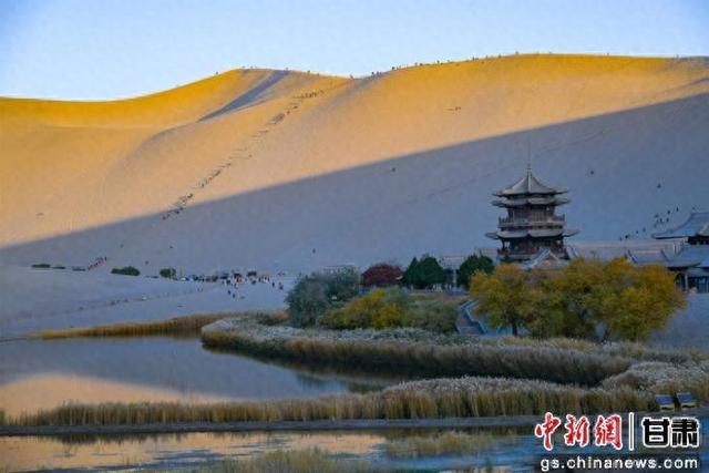 敦煌大漠秋色醉游人