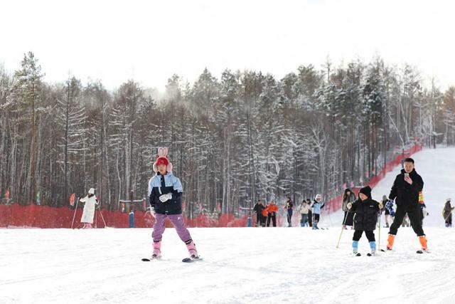 “最北滑雪场”首滑 点燃今冬冰雪游