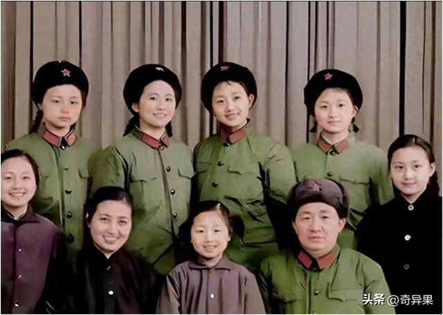 1973年，一名解放军首长的全家福，七个女儿皮肤白皙，颜值很高！