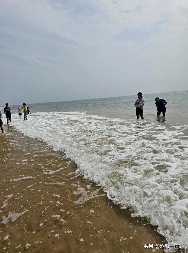 浪花一朵朵，白云一阵阵，阳光，沙滩，海浪，海风，海水……