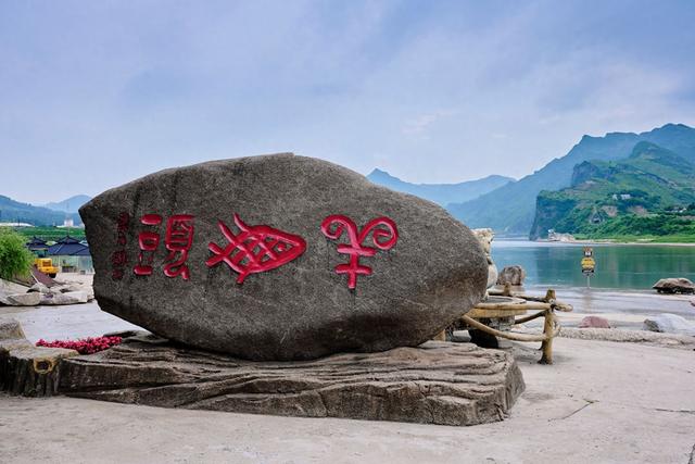 鸭绿江羊鱼石漂流景区，体验全国唯一界江漂流，两国风情尽收眼底