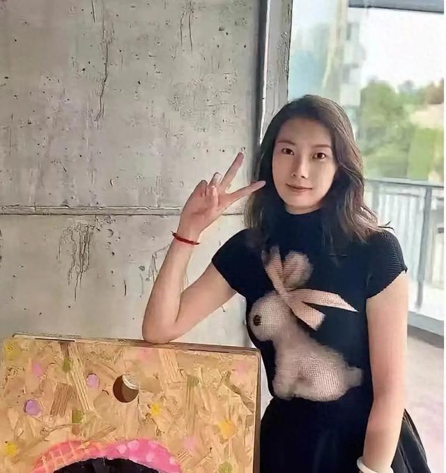 这张图最近太火了不知道衣服怎么设计的