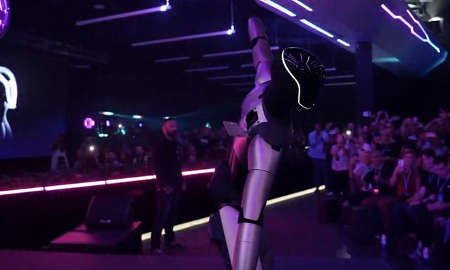 Optimus尬舞庆祝马斯克获万亿薪酬，“马甲”掉了