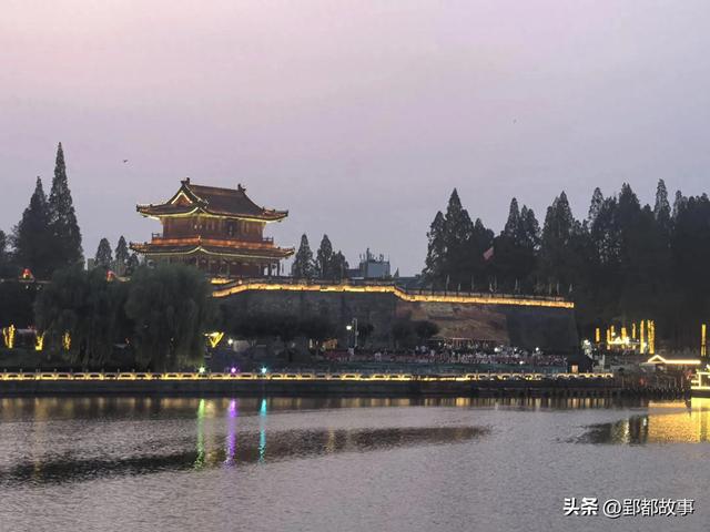 在荆州​“旅拍季”持续走红的“战国袍”到底长什么样？