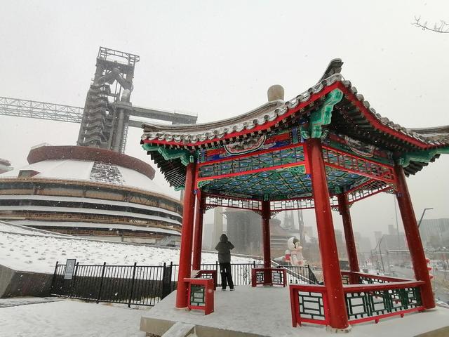 市民在首钢园游玩赏雪