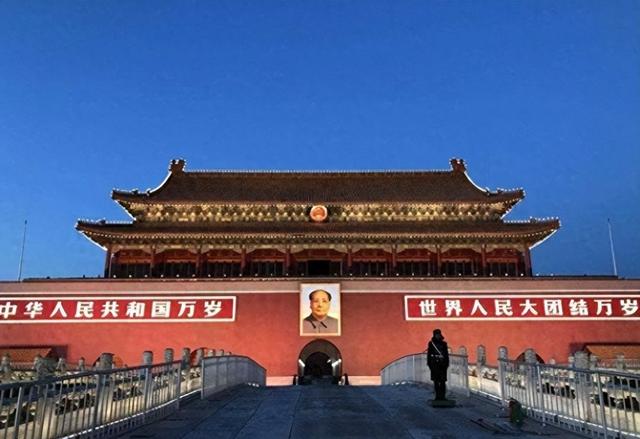 为何天安门不悬挂毛主席的照片，反倒要挂主席的画像？