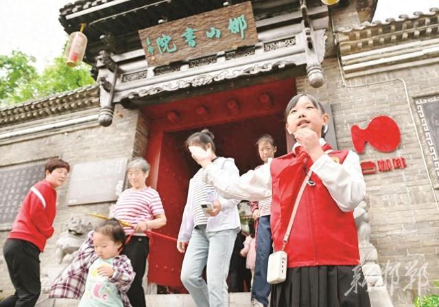 青春十一 文旅共赏丨红领巾讲解员在邯郸道历史文化街区进行讲解