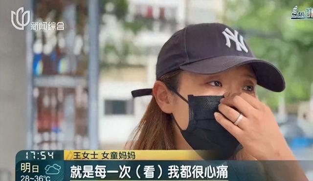 事发上海，女儿上游泳课总说“教练让我喝水”，直到视频拍下惊悚一幕，女儿情绪崩溃，妈妈面对镜头哭诉