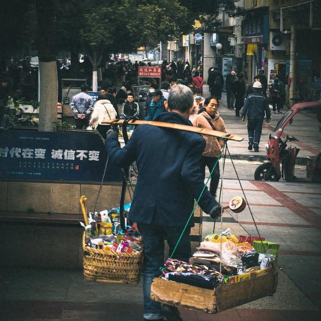 原创七绝诗《看图写意——卖货郎》新韵
