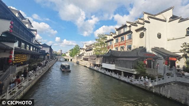江苏南京：秦淮河畔暑期旅游热