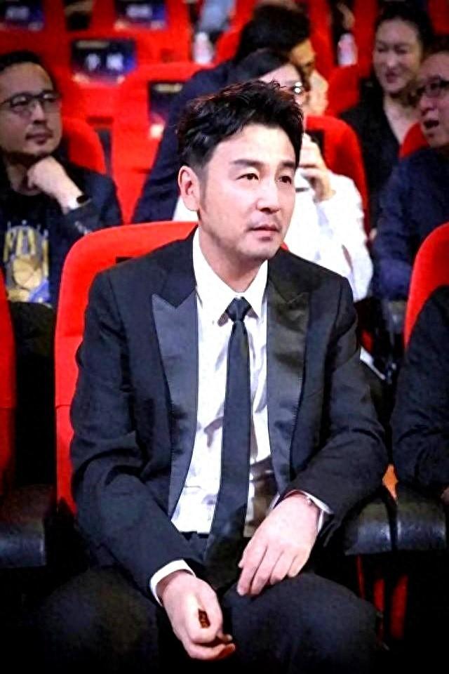 人在家中坐、祸从天上来！这次，央媒发文，没给雷佳音留一丝体面