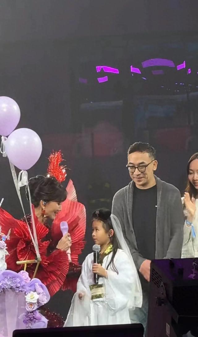 79岁黄锦燊太宠了,台下为赵雅芝整理裙摆,结婚30多年甜如初恋