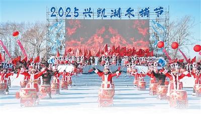 在亚洲最大淡水界湖，渔猎文化吸引中外游客争睹“冰湖腾鱼”——兴凯湖冬捕“出圈”记（边城见闻）