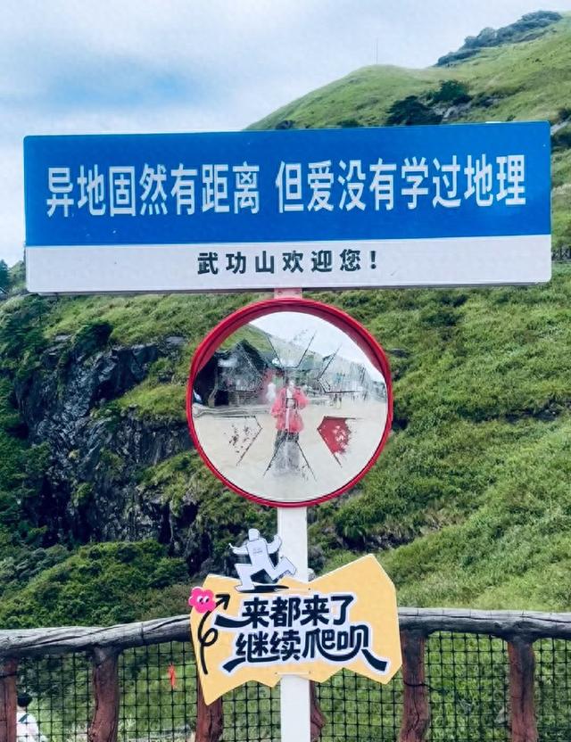 王星越扛蛇皮袋捡瓶子，换环保奖牌后喝蜜雪冰城