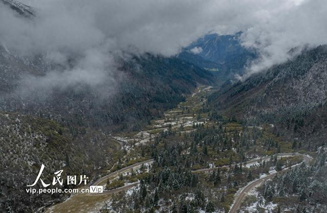 四川九寨沟：神仙池28道拐风景壮美