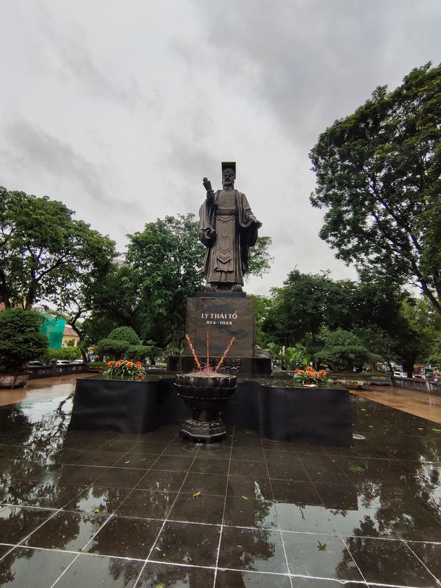 越南河内的一尊雕像，谁知道是什么来历？