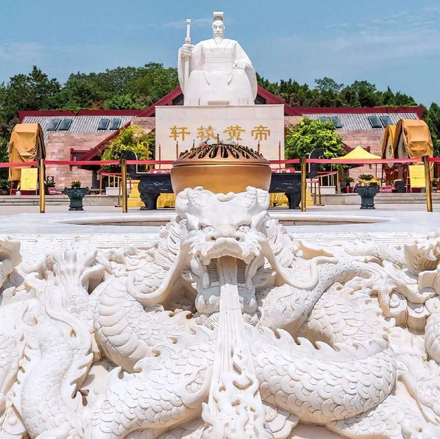 我是上海人，逛旅游景点皇帝陵，遇千年古柏载老历史故事