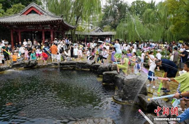 济南第11届五龙潭亲子狂欢泼水节开幕