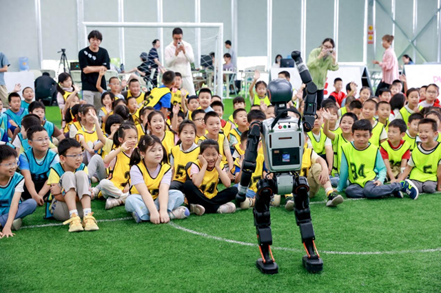 小小少年来到国家速滑馆人形机器人实训基地，解锁科技新体验