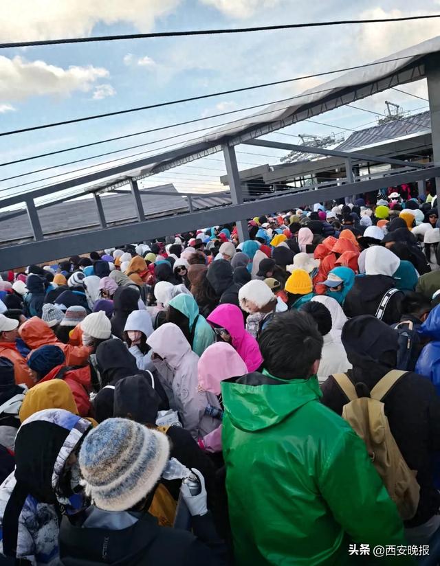 大量游客滞留！“最初不让进大厅，被迫在外面吹强风”，有人呕吐，有人用垃圾袋保暖，有人喊退票，当地景区最新回应