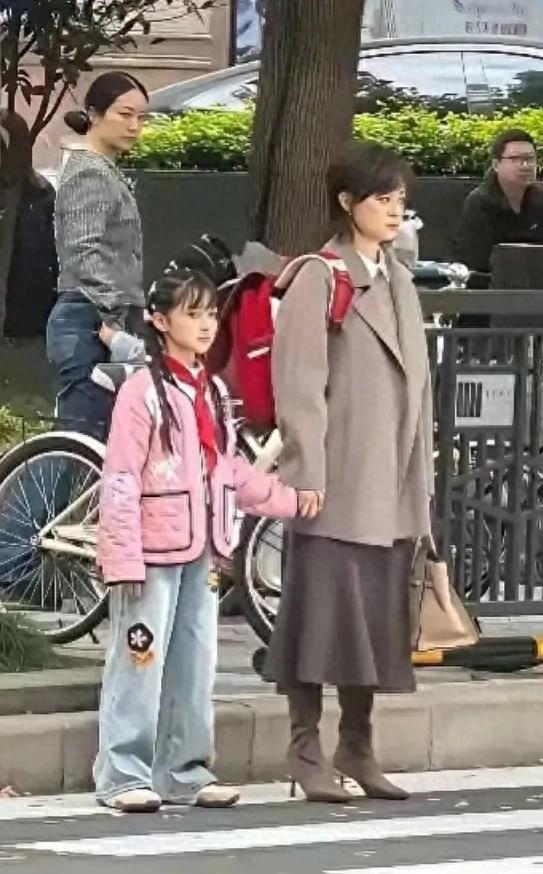 孙俪接送女儿上学,女儿简直跟她共用一张脸,不得不说基因真强大