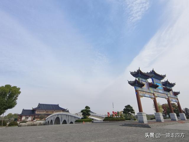在“天仙配”传说的故事发生地孝感，建有一座“凤凰天仙城”