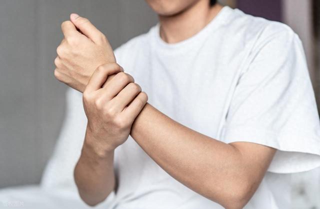 手腕腱鞘炎症怎么治疗（手腕总疼是腱鞘炎能不能自愈）