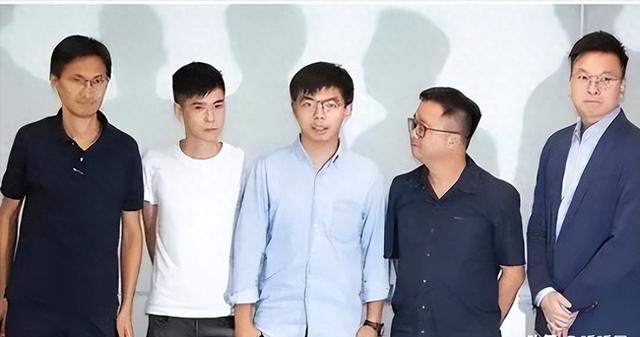 港独害人害己：黄之锋父亲贱卖房产举家飞国外，不会被世界原谅！