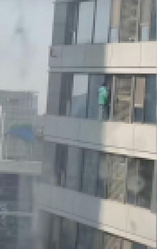 石家庄万象城一女子坠楼，目击者称心里不是滋味，警方：已出警处理